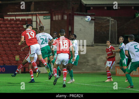 Barnsley, Großbritannien. 2. Oktober 2018, Oakwell, Barnsley, England; Sky Bet League One, Barnsley v Plymouth Argyle; Kieffer Moore (19) Barnsley Köpfe auf Ziel und nur vermisst Credit: Mark Cosgrove/News Bilder der Englischen Football League Bilder unterliegen DataCo Lizenz Credit: Aktuelles Bilder/Alamy leben Nachrichten Stockfoto