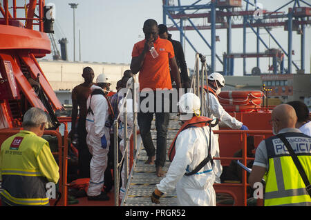 Malaga, Malaga, Spanien. 2. Okt, 2018. Migranten gesehen Aussteigen aus einem Rettungsboot nach Ihrer Ankunft im Hafen von Málaga in Spanien Maritime Rescue Service 63 Migranten an Bord Segeln im Mittelmeer gerettet, und brachte sie nach Malaga Hafen, wo sie durch das Spanische Rote Kreuz unterstützt wurden. Mehr als 500 Migranten haben an einem Tag gerettet worden. Nach Angaben der spanischen Gemeinnützige''˜ Caminando Fronteras" (Grenzen), 32 Migranten und zwei Kinder sind gestorben oder am Meer verschwunden, während sie versuchen, die Marokkanische Küste in Richtung der spanischen Küste auf einem Beiboot zu verlassen. 26. Stockfoto