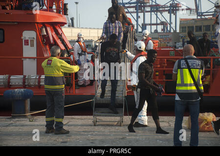 Malaga, Malaga, Spanien. 2. Okt, 2018. Migranten gesehen Aussteigen aus einem Rettungsboot nach Ihrer Ankunft im Hafen von Málaga in Spanien Maritime Rescue Service 63 Migranten an Bord Segeln im Mittelmeer gerettet, und brachte sie nach Malaga Hafen, wo sie durch das Spanische Rote Kreuz unterstützt wurden. Mehr als 500 Migranten haben an einem Tag gerettet worden. Nach Angaben der spanischen Gemeinnützige''˜ Caminando Fronteras" (Grenzen), 32 Migranten und zwei Kinder sind gestorben oder am Meer verschwunden, während sie versuchen, die Marokkanische Küste in Richtung der spanischen Küste auf einem Beiboot zu verlassen. 26. Stockfoto