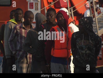 Malaga, Malaga, Spanien. 2. Okt, 2018. Eine Gruppe von Migranten in eine Warteschlange gesehen warten in einem Zelt des spanischen Roten Kreuzes nach Ihrer Ankunft im Hafen von Málaga in Spanien Maritime Rescue Service 63 Migranten an Bord Segeln im Mittelmeer gerettet, und brachte sie nach Malaga Hafen, wo sie durch das Spanische Rote Kreuz unterstützt wurden. Mehr als 500 Migranten haben an einem Tag gerettet worden. Nach Angaben der spanischen Gemeinnützige''˜ Caminando Fronteras" (Grenzen), 32 Migranten und zwei Kinder sind gestorben oder am Meer verschwunden, während sie versuchen, die Marokkanische Küste in Richtung zu verlassen Stockfoto