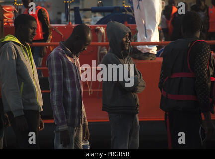 Malaga, Malaga, Spanien. 2. Okt, 2018. Eine Gruppe von Migranten in eine Warteschlange gesehen warten in einem Zelt des spanischen Roten Kreuzes nach Ihrer Ankunft im Hafen von Málaga in Spanien Maritime Rescue Service 63 Migranten an Bord Segeln im Mittelmeer gerettet, und brachte sie nach Malaga Hafen, wo sie durch das Spanische Rote Kreuz unterstützt wurden. Mehr als 500 Migranten haben an einem Tag gerettet worden. Nach Angaben der spanischen Gemeinnützige''˜ Caminando Fronteras" (Grenzen), 32 Migranten und zwei Kinder sind gestorben oder am Meer verschwunden, während sie versuchen, die Marokkanische Küste in Richtung zu verlassen Stockfoto
