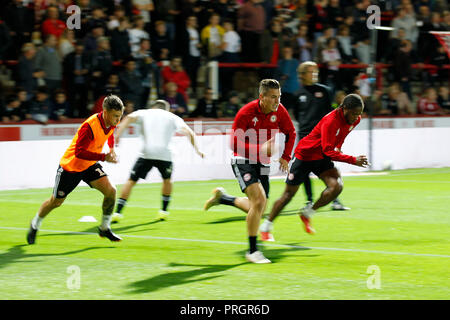 London, Großbritannien. 2. Oktober, 2018. Brentford FC Spieler warm-up Während der EFL Sky Bet Championship Match zwischen Brentford und Birmingham City bei Griffin Park, London, England am 2. Oktober 2018. Foto von Carlton Myrie. Nur die redaktionelle Nutzung, eine Lizenz für die gewerbliche Nutzung erforderlich. Keine Verwendung in Wetten, Spiele oder einer einzelnen Verein/Liga/player Publikationen. Credit: UK Sport Pics Ltd/Alamy leben Nachrichten Stockfoto