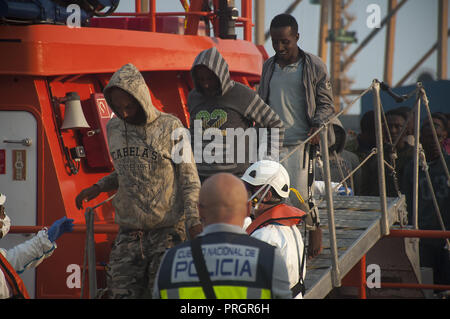 Malaga, Malaga, Spanien. 2. Okt, 2018. Migranten gesehen Aussteigen aus einem Rettungsboot nach Ihrer Ankunft im Hafen von Málaga in Spanien Maritime Rescue Service 63 Migranten an Bord Segeln im Mittelmeer gerettet, und brachte sie nach Malaga Hafen, wo sie durch das Spanische Rote Kreuz unterstützt wurden. Mehr als 500 Migranten haben an einem Tag gerettet worden. Nach Angaben der spanischen Gemeinnützige''˜ Caminando Fronteras" (Grenzen), 32 Migranten und zwei Kinder sind gestorben oder am Meer verschwunden, während sie versuchen, die Marokkanische Küste in Richtung der spanischen Küste auf einem Beiboot zu verlassen. 26. Stockfoto