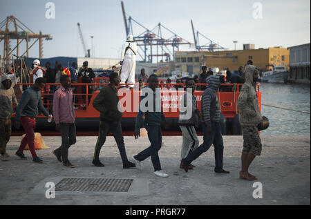 Malaga, Malaga, Spanien. 2. Okt, 2018. Eine Gruppe von Migranten gesehen in einer Warteschlange zu Fuß in das Zelt des spanischen Roten Kreuzes nach Ihrer Ankunft im Hafen von Málaga in Spanien Maritime Rescue Service 63 Migranten an Bord Segeln im Mittelmeer gerettet, und brachte sie nach Malaga Hafen, wo sie durch das Spanische Rote Kreuz unterstützt wurden. Mehr als 500 Migranten haben an einem Tag gerettet worden. Nach Angaben der spanischen Gemeinnützige''˜ Caminando Fronteras" (Grenzen), 32 Migranten und zwei Kinder sind gestorben oder am Meer verschwunden, während sie versuchen, die Marokkanische Küste in Richtung S zu verlassen Stockfoto