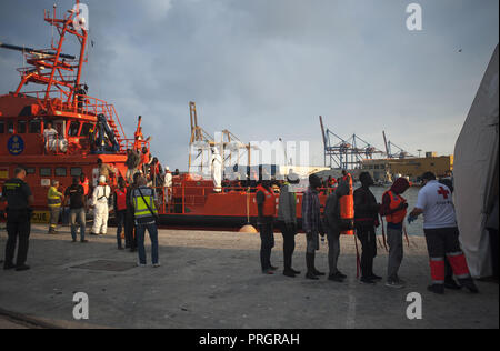 Malaga, Malaga, Spanien. 2. Okt, 2018. Eine Gruppe von Migranten in eine Warteschlange gesehen warten in einem Zelt des spanischen Roten Kreuzes nach Ihrer Ankunft im Hafen von Málaga in Spanien Maritime Rescue Service 63 Migranten an Bord Segeln im Mittelmeer gerettet, und brachte sie nach Malaga Hafen, wo sie durch das Spanische Rote Kreuz unterstützt wurden. Mehr als 500 Migranten haben an einem Tag gerettet worden. Nach Angaben der spanischen Gemeinnützige''˜ Caminando Fronteras" (Grenzen), 32 Migranten und zwei Kinder sind gestorben oder am Meer verschwunden, während sie versuchen, die Marokkanische Küste in Richtung zu verlassen Stockfoto