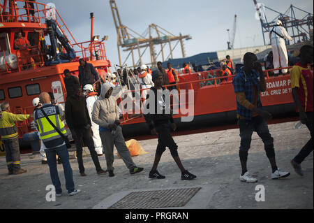 Malaga, Malaga, Spanien. 2. Okt, 2018. Eine Gruppe von Migranten gesehen in einer Warteschlange zu Fuß in das Zelt des spanischen Roten Kreuzes nach Ihrer Ankunft im Hafen von Málaga in Spanien Maritime Rescue Service 63 Migranten an Bord Segeln im Mittelmeer gerettet, und brachte sie nach Malaga Hafen, wo sie durch das Spanische Rote Kreuz unterstützt wurden. Mehr als 500 Migranten haben an einem Tag gerettet worden. Nach Angaben der spanischen Gemeinnützige''˜ Caminando Fronteras" (Grenzen), 32 Migranten und zwei Kinder sind gestorben oder am Meer verschwunden, während sie versuchen, die Marokkanische Küste in Richtung S zu verlassen Stockfoto