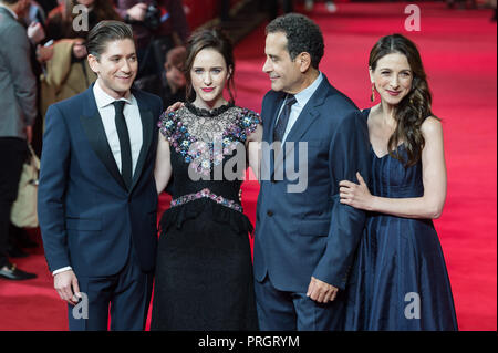 London, Großbritannien. 2. Oktober 2018. Von "warf die wunderbare Frau Maisel" (L-R) Michael Zegen, Rachel Brosnahan, Tony Shalhoub und Marin Hinkle besuchen die Weltpremiere von "Die Romanows" im Curzon Mayfair Kino in London. Credit: Wiktor Szymanowicz/Alamy leben Nachrichten Stockfoto