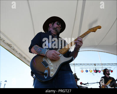 Virginia Beach, Virginia, USA. 29 Sep, 2018. DEVON ALLMAN Felsen am Strand des Neptun FESTIVAL in Virginia Beach, Virginia am 29. SEPTEMBER 2018. Foto © Jeff Moore, Kredit: Jeff Moore/ZUMA Draht/Alamy leben Nachrichten Stockfoto