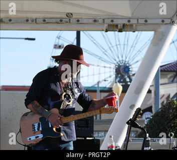 Virginia Beach, Virginia, USA. 29 Sep, 2018. DEVON ALLMAN Felsen am Strand des Neptun FESTIVAL in Virginia Beach, Virginia am 29. SEPTEMBER 2018. Foto © Jeff Moore, Kredit: Jeff Moore/ZUMA Draht/Alamy leben Nachrichten Stockfoto