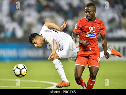 Doha, Hauptstadt von Katar. Okt, 2018 02. Boualem Khoukhi (L) von Al Saad SC MIAS für den Ball mit Godwin Mensha von Persepolis FC während der AFC asiatische Champions League Halbfinale Hinspiel Fußballspiel zwischen Katar Al Sadd und des Iran Persepolis FC am Jassim Bin Hamad Stadion in Doha, Hauptstadt von Katar, Okt. 02, 2018. Persepolis FC gewann 1:0. Credit: Nikku/Xinhua/Alamy leben Nachrichten Stockfoto