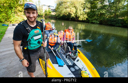 Lueneberg, Niedersachsen. 27 Sep, 2018. Adrian Wachendorf (stehend, l), Geschäftsführer der Nature-Guides, steht neben einem besonderen Stand-up paddling Board. Danach Wachendorf und seine Gäste nehmen Sie die Platine über der Ilmenau. (Dpa' Fliegen, Tauchen, Skaten, Paddeln: rollis neue Grenzen' vom 03.10. 2018) Credit: Philipp Schulze/dpa/Alamy leben Nachrichten Stockfoto