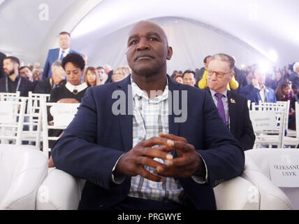 Kiew, Ukraine. 1. Okt, 2018. Der ehemalige Box-Weltmeister Evander Holyfield nimmt Teil an der Eröffnung der 56. World Boxing Übereinkommen in Kiew, Ukraine, am 1. Oktober 2018. Die WBC 56. Kongress bringt Boxing Legenden und rund 700 Teilnehmer aus 160 Ländern nach Kiew von vom 30. September bis 5. Oktober. Credit: Serg Glovny/ZUMA Draht/Alamy leben Nachrichten Stockfoto