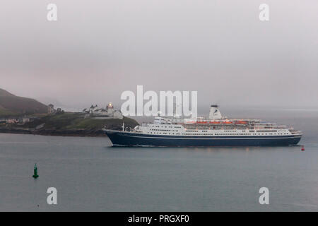 Roches Point, Cork, Irland. 03. Oktober, 2018. Kreuzfahrtschiff Marco Polo, die Roches Point Lighthose wie Nebel beginnt im Hafen von Cork, Irland zu heben. Quelle: David Creedon/Alamy leben Nachrichten Stockfoto