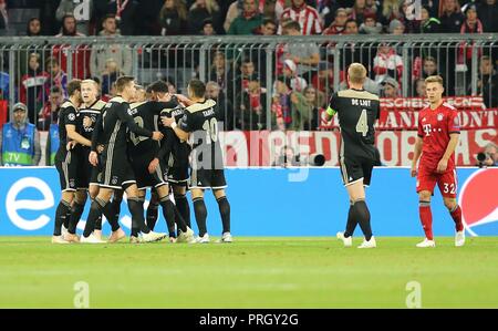 München, Deutschland. 02 Okt, 2018. firo: 02.10.2018 Fußball, Fußball: UEFA Champions League Saison 2018/2019 CL Gruppenphase, Hinspiel FC Bayern München - Ajax Amsterdam Ajax Amsterdam, Jubel, ganze Zahlen | Nutzung der weltweiten Kredit: dpa/Alamy leben Nachrichten Stockfoto