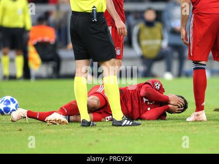 München, Deutschland. 02 Okt, 2018. firo: 02.10.2018 Fußball, Fußball: UEFA Champions League Saison 2018/2019 CL Gruppenphase, Hinspiel FC Bayern München - Ajax Amsterdam, Mats Hummels, Bayern, München, München, vollständige Abbildung, Verletzungen, Behandlung | Nutzung der weltweiten Kredit: dpa/Alamy leben Nachrichten Stockfoto