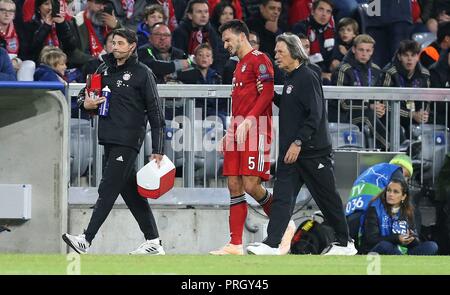 München, Deutschland. 02 Okt, 2018. firo: 02.10.2018 Fußball, Fußball: UEFA Champions League Saison 2018/2019 CL Gruppenphase, Hinspiel FC Bayern München - Ajax Amsterdam, Mats Hummels, Bayern, München, München, Verletzungen, Behandlung, Substitution, | Verwendung der weltweiten Kredit: dpa/Alamy leben Nachrichten Stockfoto