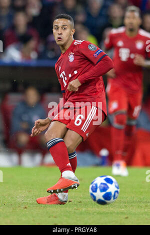 Thiago (FCB) mit Kugel, Single Action GES/fussball/UEFA Champions League: FC Bayern München - Ajax Amsterdam, 02.10.2018 Fußball: UEFA Champions League: Bayern München gegen Ajax, München, Oktober 2, 2018 | Verwendung weltweit Stockfoto