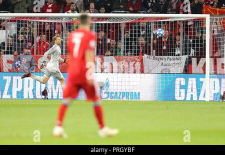 München, Deutschland. 02 Okt, 2018. firo: 02.10.2018 Fußball, Fußball: UEFA Champions League Saison 2018/2019 CL Gruppenphase, Hinspiel FC Bayern München - Nationaltorwart Manuel Neuer, Bayern, München, vollständige Abbildung, Single Action | Verwendung der weltweiten Kredit: dpa/Alamy leben Nachrichten Stockfoto