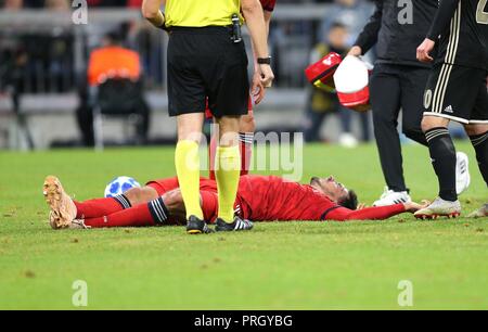 München, Deutschland. 02 Okt, 2018. firo: 02.10.2018 Fußball, Fußball: UEFA Champions League Saison 2018/2019 CL Gruppenphase, Hinspiel FC Bayern München - Ajax Amsterdam, Mats Hummels, Bayern, München, München, vollständige Abbildung, Verletzungen, Behandlung | Nutzung der weltweiten Kredit: dpa/Alamy leben Nachrichten Stockfoto