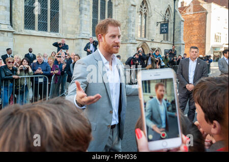 Chichester, West Sussex, UK. 3. Oktober 2018. Der Herzog von Sussex, Prinz Harry Gespräche mit Schulkindern während seiner und Meghan Markle Besuch in Chichester. Credit: Scott Ramsey/Alamy leben Nachrichten Stockfoto