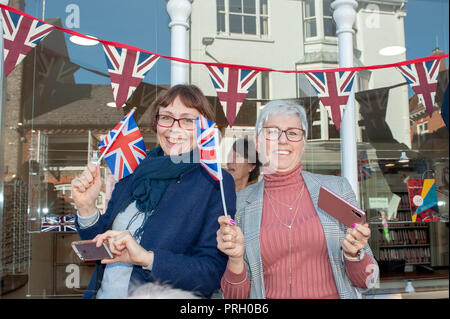 Chichester, West Sussex, UK. 3. Oktober 2018. Die lokale Bevölkerung wave Flags während des Herzogs und der Herzogin von Sussex, Prinz Harry und Meghan Markle, Besuch von Chichester. Credit: Scott Ramsey/Alamy leben Nachrichten Stockfoto