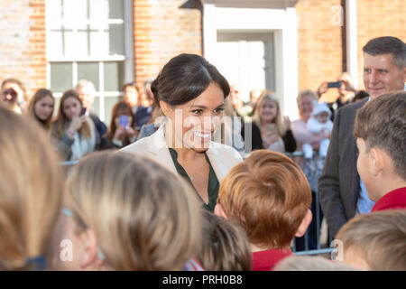 Chichester, West Sussex, UK. 3. Oktober 2018. Die Herzogin von Sussex, Meghan Markle, spricht Kinder während ihrer und Prinz Harry's Besuch in Chichester an der Schule. Credit: Scott Ramsey/Alamy leben Nachrichten Stockfoto