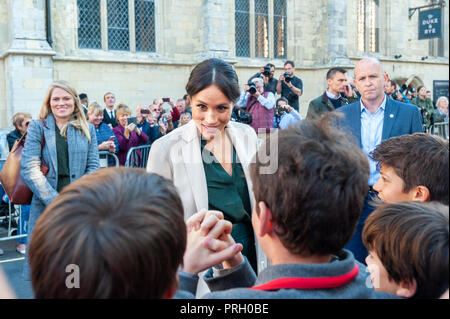 Chichester, West Sussex, UK. 3. Oktober 2018. Die Herzogin von Sussex, Meghan Markle, spricht Kinder während ihrer und Prinz Harry's Besuch in Chichester an der Schule. Credit: Scott Ramsey/Alamy leben Nachrichten Stockfoto