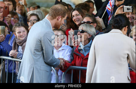 Chichester, Sussex, UK. 3. Oktober, 2018. Der Herzog und die Herzogin von Sussex kommen an edes Haus in Chichester während ihres ersten offiziellen Besuchs in Sussex am Oktober 03, 2018 in Chichester, West Sussex England. Redaktion verwenden Sie nur Credit: Paul Terry Foto/Alamy leben Nachrichten Stockfoto
