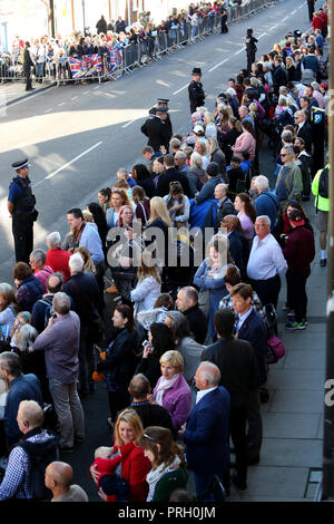 Chichester, West Sussex, UK. 3. Okt 2018. Der Herzog und die Herzogin von Sussex, Prinz Harry und Meghan Markle dargestellt, Chichester, West Sussex. Mittwoch, 3. Oktober 2018 Credit: Sam Stephenson/Alamy leben Nachrichten Stockfoto