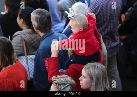 Chichester, West Sussex, UK. 3. Okt 2018. Der Herzog und die Herzogin von Sussex, Prinz Harry und Meghan Markle dargestellt, Chichester, West Sussex. Mittwoch, 3. Oktober 2018 Credit: Sam Stephenson/Alamy leben Nachrichten Stockfoto