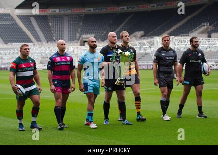 Newcastle upon Tyne, England, 3. Oktober 2018. Gallagher Premiership Spieler, Tom Youngs, Olly Woodburn, wird Welch, Matt Garvey, Joe Launchbury, Willi Heinz und Juan Figallo mit der Trophäe bei der Einführung der 2018/2019 Heineken Champions Cup im St James Park, Newcastle. Credit: Colin Edwards/Alamy Leben Nachrichten. Stockfoto