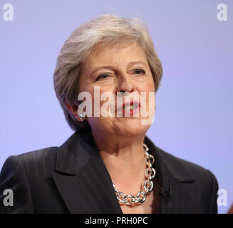 Birmingham, Großbritannien. 3. Okt 2018. Theresa May Mp Premierminister und Führer der Konservativen Partei Parteitag der Konservativen Partei 2018 Die Icc, Birmingham, England, 03. Oktober 2018 befasst sich mit der konservativen Partei Konferenz 2018 Im Icc, Birmingham, England Credit: Allstar Bildarchiv/Alamy leben Nachrichten Stockfoto