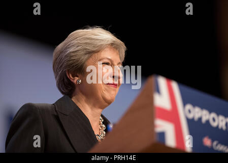 Birmingham, Großbritannien. 3. Oktober 2018 - Ministerpräsident Theresa May liefert Ihre Rede am Parteitag der Konservativen Partei 2018 in Birmingham, UK. Credit: Benjamin Wareing/Alamy leben Nachrichten Stockfoto