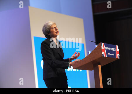 Birmingham, England. 3. Oktober, 2018. Theresa May MP, Premierminister und Führer der Konservativen Partei, ihre Rede zur Konferenz über die Schlusssitzung der vierte Tag der Konservativen Partei jährliche Konferenz im ICC. Kevin Hayes/Alamy Live News Credit: Kevin Hayes/Alamy leben Nachrichten Stockfoto