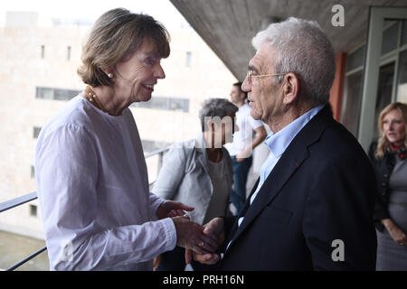 Thessaloniki, Griechenland. 3. Okt, 2018. Bürgermeister von Köln Henriette Rädeker (Links) schüttelt Hände mit Bürgermeister von Thessaloniki Yannis Boutaris (rechts) bei ihrem Besuch in Thessaloniki City Hall. Bürgermeister von Köln Henriette Rädeker Besuche der nördlichen griechischen Stadt Thessaloniki. Credit: Giannis Papanikos/ZUMA Draht/Alamy leben Nachrichten Stockfoto