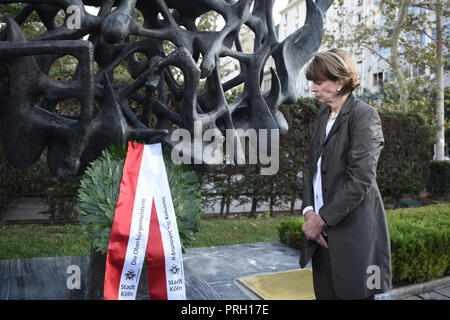 Thessaloniki, Griechenland. 3. Okt, 2018. Bürgermeister von Köln Henriette Rädeker Orte einen Kranz am Mahnmal zur Erinnerung an den Holocaust bei ihrem Besuch in Thessaloniki. Bürgermeister von Köln Henriette Rädeker Besuche der nördlichen griechischen Stadt Thessaloniki. Credit: Giannis Papanikos/ZUMA Draht/Alamy leben Nachrichten Stockfoto