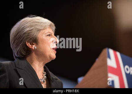 Birmingham, Großbritannien. 3. Oktober 2018 - Ministerpräsident Theresa May liefert Ihre Rede am Parteitag der Konservativen Partei 2018 in Birmingham, UK. Credit: Benjamin Wareing/Alamy leben Nachrichten Stockfoto