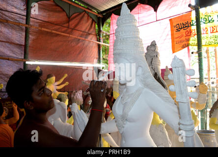 Dhaka. 3. Okt, 2018. Ein Handwerker gibt letzte Hand an ein Ton Idol der hinduistischen Krieger Göttin Durga vor der bevorstehenden Durga Festival auf einem Workshop in Dhaka, Bangladesch, am Okt. 2, 2018. Quelle: Xinhua/Alamy leben Nachrichten Stockfoto