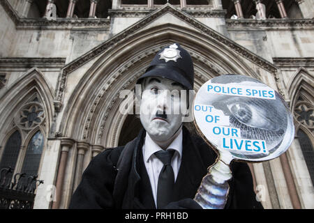 London, Großbritannien. 3. Okt 2018. Demonstrant gegen Undercover Polizisten außerhalb des High Court, Royal Courts of Justice, London, Großbritannien, 3. Oktober 2018. Die Öffentlichkeit schockiert gewesen, dass Frauen in intime Beziehungen mit Undercover Polizisten im Vereinigten Königreich getäuscht worden sind. Eine Frau bringt ein Fall über die Menschenrechtsverletzungen, die Sie in Ihrer Beziehung mit Undercover Polizist Mark Kennedy gelitten, während er soziale und Umwelt Kampagne Gruppen infiltriert. Credit: Jeff Gilbert/Alamy leben Nachrichten Stockfoto