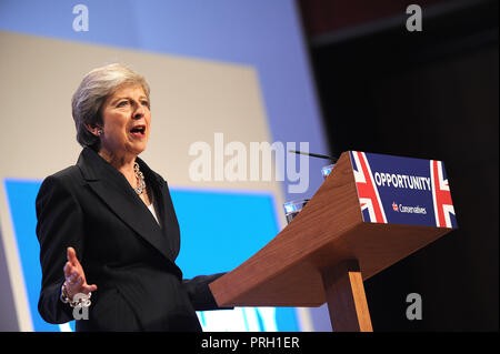 Birmingham, England. 3. Oktober, 2018. Theresa May MP, Premierminister und Führer der Konservativen Partei, ihre Rede zur Konferenz über die Schlusssitzung der vierte Tag der Konservativen Partei jährliche Konferenz im ICC. Kevin Hayes/Alamy Live News Credit: Kevin Hayes/Alamy leben Nachrichten Stockfoto