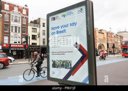 London, Großbritannien. 3. Oktober 2018. Ein Plakat zu einer Werbetafel angebracht wird untersucht, wie aus der Europäischen Union wird an der London Borough Tower Hamlets in East London Credit Auswirkungen: Amer ghazzal/Alamy leben Nachrichten Stockfoto