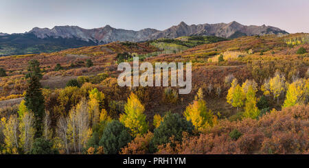 Die coloful Herbst tableau vom Dallas gesehen Teilen vor Sonnenaufgang auf einem klaren Morgen in den San Juan Mountains in Colorado. Stockfoto