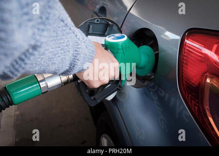 London, UK - Befüllen des Auto Tank an der Tankstelle Stockfoto