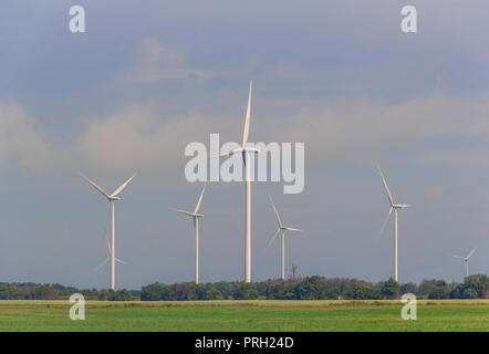 Windenergieanlagen gegen bewölkter Himmel, industrielle Landschaft, Erneuerbare Energie, Umwelt Stockfoto