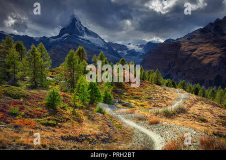 Schweizer Alpen. Landschaft Bild der Schweizer Alpen mit Blick auf das Matterhorn im Herbst am Abend. Stockfoto