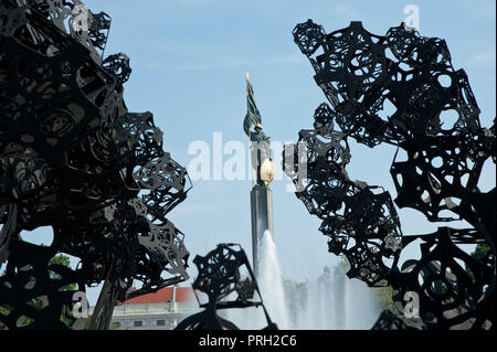 Wien, Schwarzenbergplatz mit Skulptur "Der Morgen" von Matthew Ritchie Stockfoto