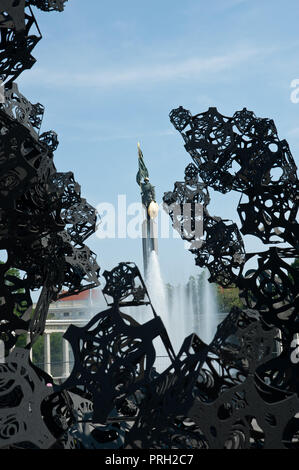 Wien, Schwarzenbergplatz mit Skulptur "Der Morgen" von Matthew Ritchie Stockfoto