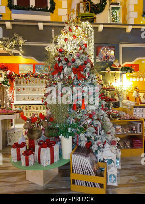 VETRALLA, Italien, 19. SEPTEMBER 2018: Fantastische Weihnachten Baum an der Innenausstattung von Weihnachten shop Stockfoto