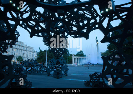 Wien, Schwarzenbergplatz mit Skulptur "Der Morgen" von Matthew Ritchie Stockfoto