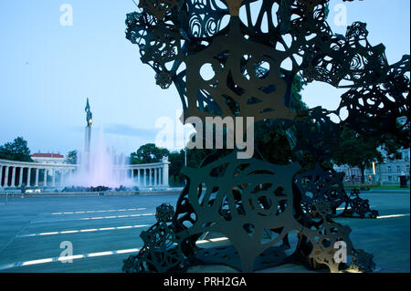 Wien, Schwarzenbergplatz mit Skulptur "Der Morgen" von Matthew Ritchie Stockfoto